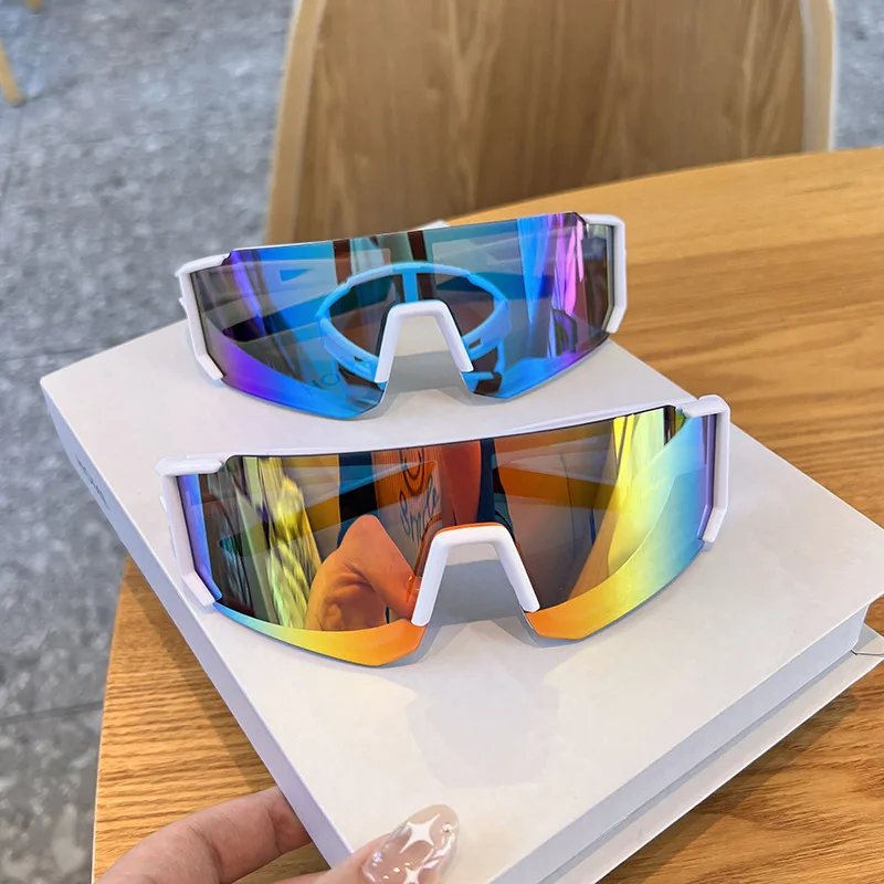 Y2K mados akiniai – platūs, unisex stilius festivaliams ir laisvalaikiui - Image 3
