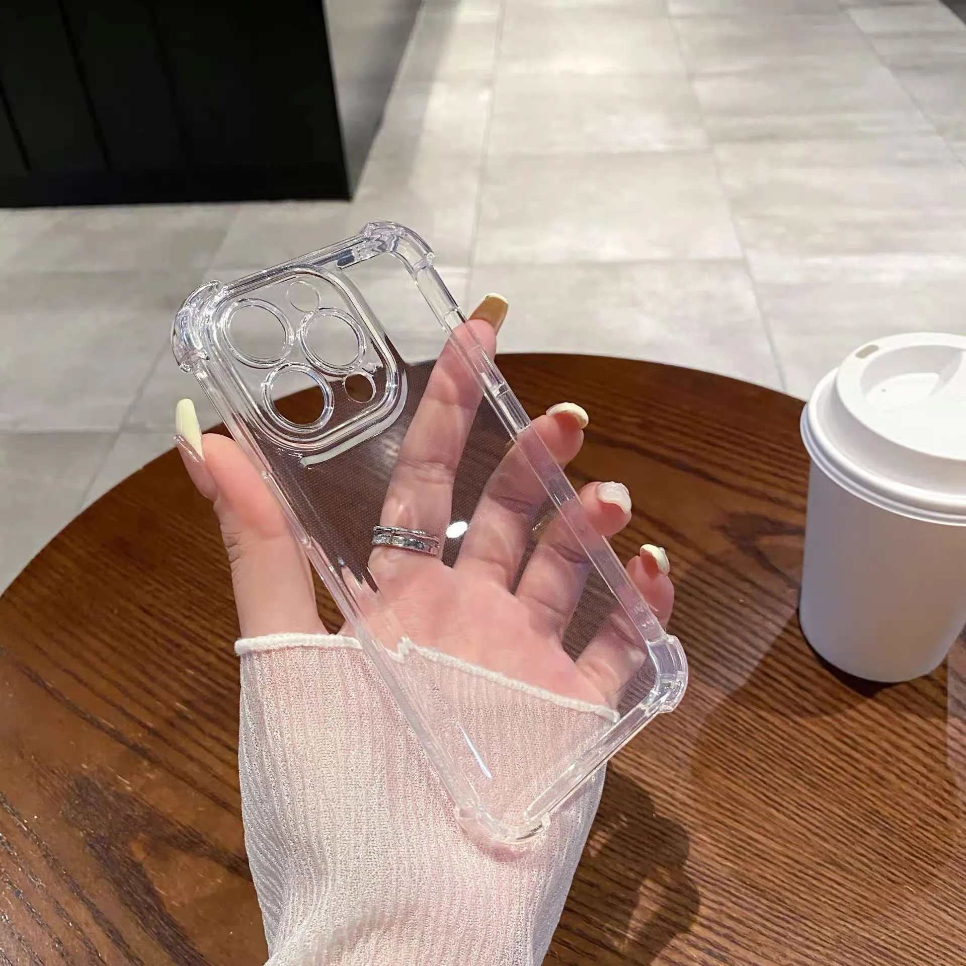 Smūgiams atsparus dėklas iPhone su oro pagalvėlėmis kampuose